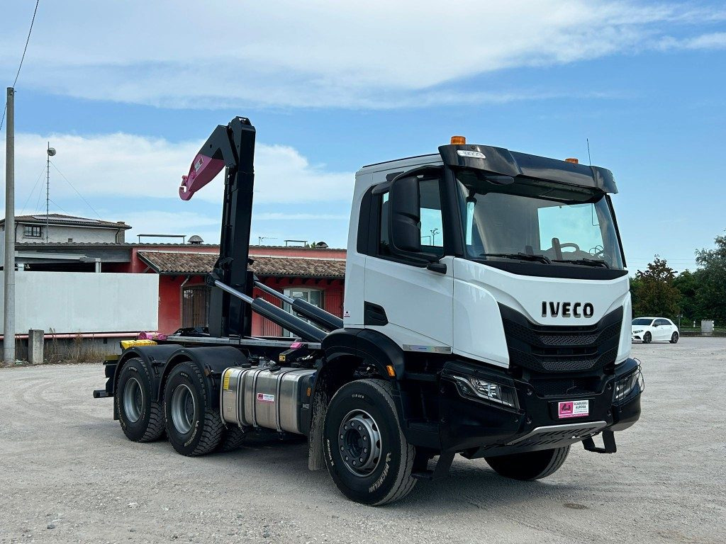 Camión multibasculante IVECO TRAKKER T-WAY AD380T NUOVO SCARRABILE