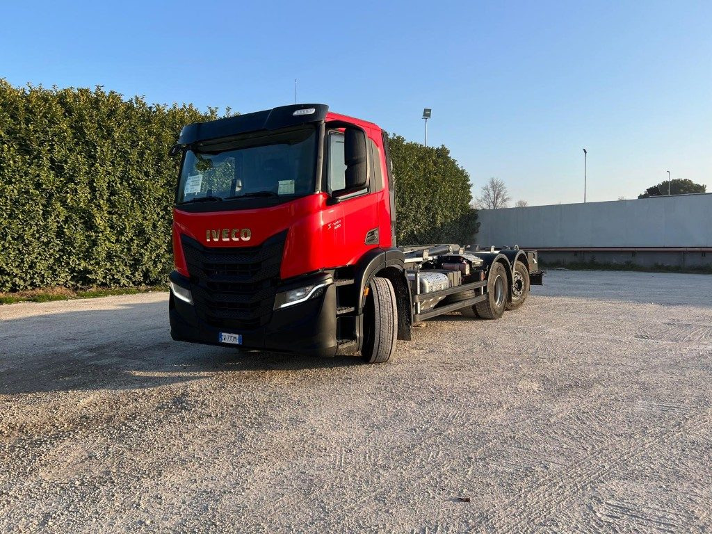 Camión multibasculante IVECO X-WAY AD260 NUOVO TARGATO SCARRABILE