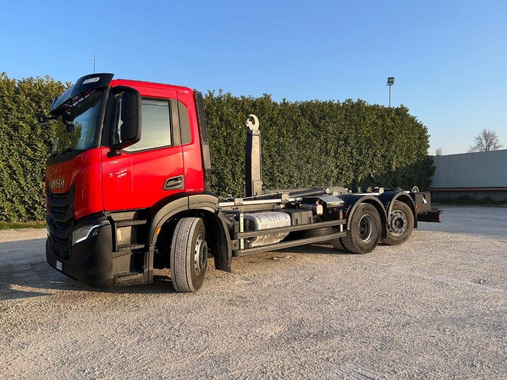 Camión multibasculante IVECO X-WAY AD260 NUOVO TARGATO SCARRABILE