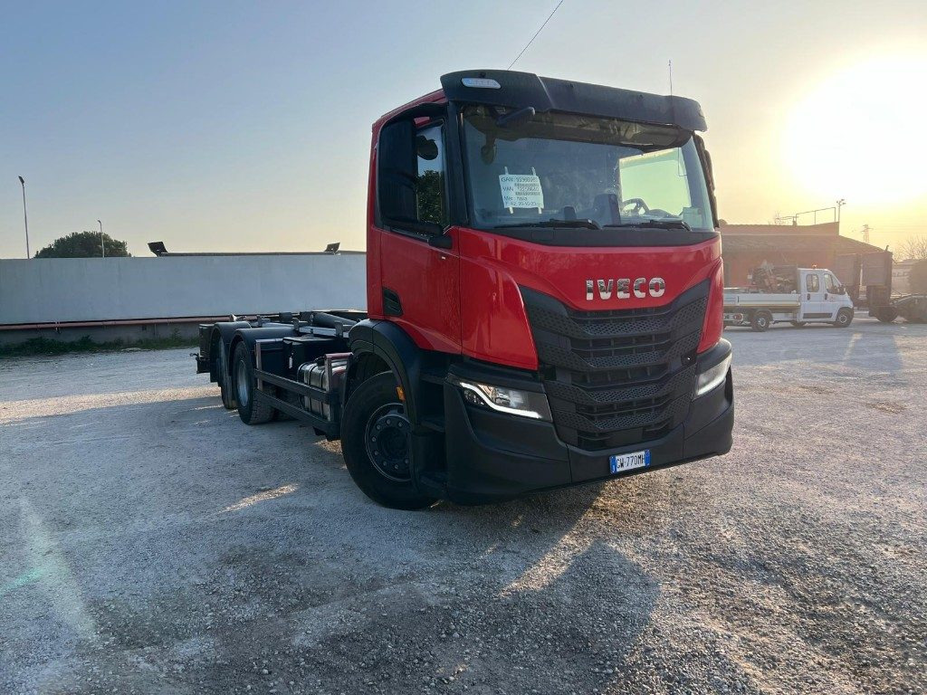 Camión multibasculante IVECO X-WAY AD260 NUOVO TARGATO SCARRABILE
