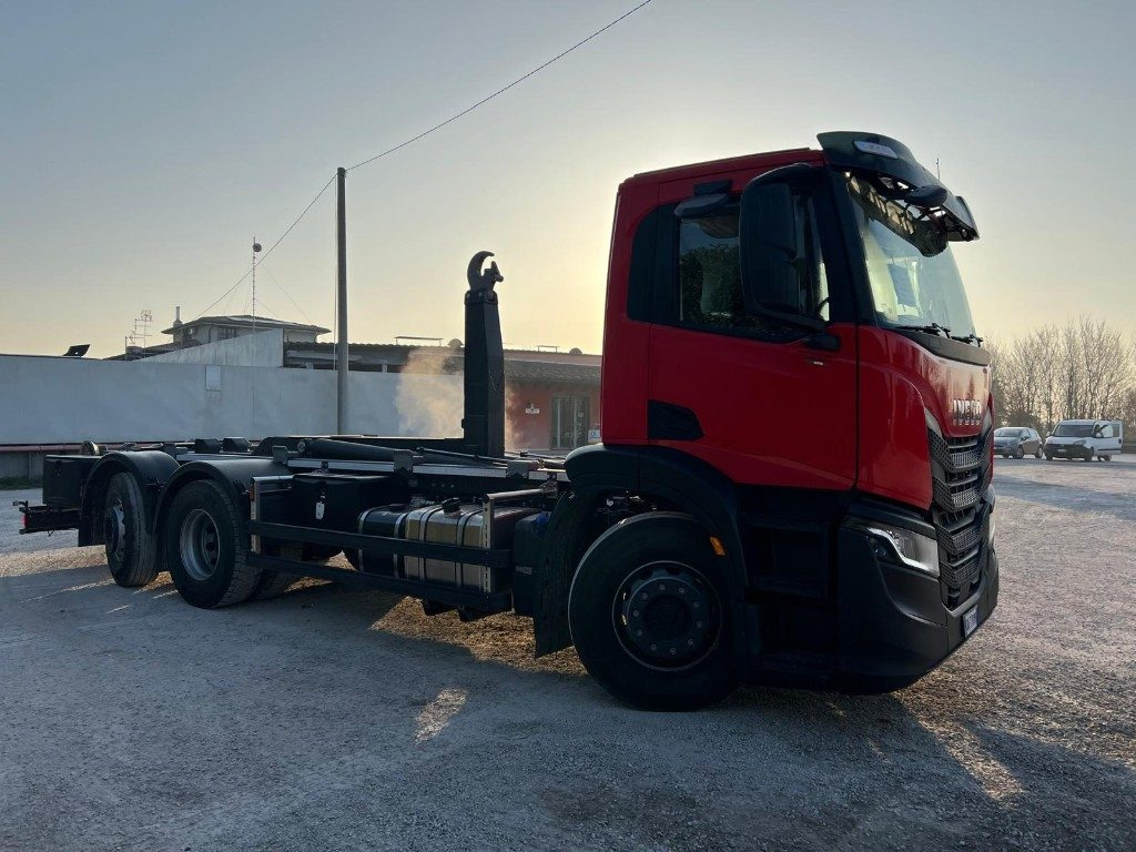 Camión multibasculante IVECO X-WAY AD260 NUOVO TARGATO SCARRABILE