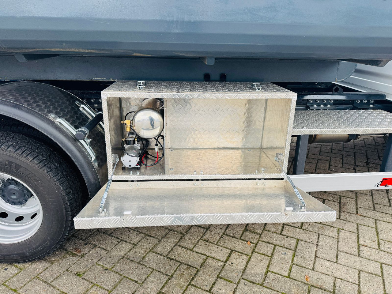 Camión multibasculante Iveco Daily 70C18H Hyva Abrollkipper