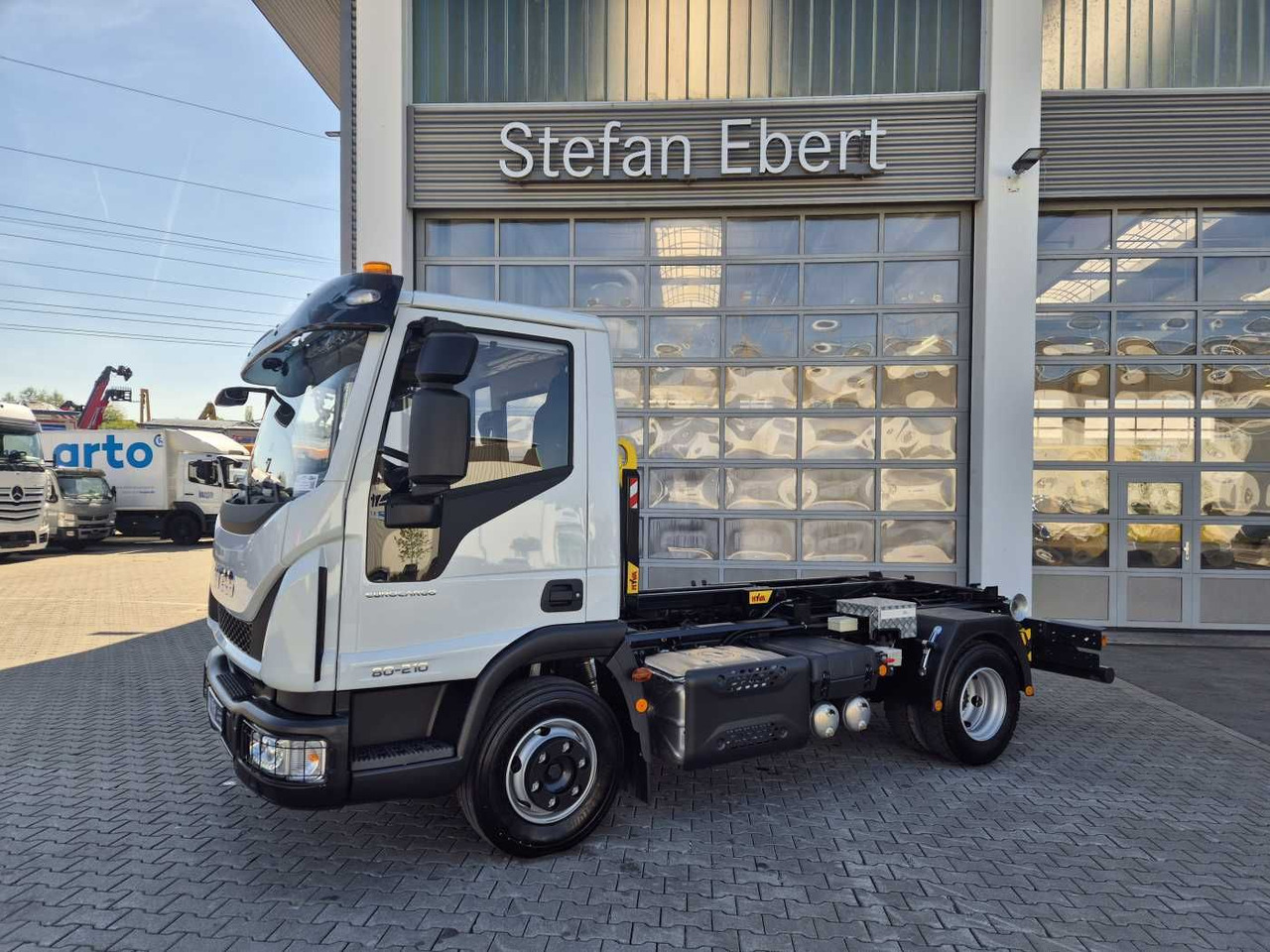Camión multibasculante Iveco Eurocargo ML80E21K 4x2 Hyva 05-32-K-DIN-BF 2xAHK