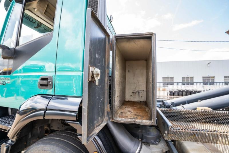 Camión multibasculante Iveco TRAKKER 360-6x4-PALFINGER