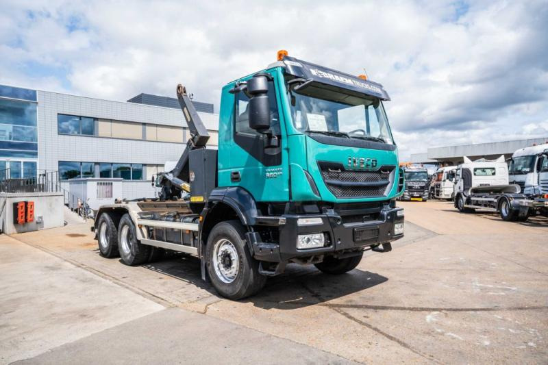 Camión multibasculante Iveco TRAKKER 360-6x4-PALFINGER