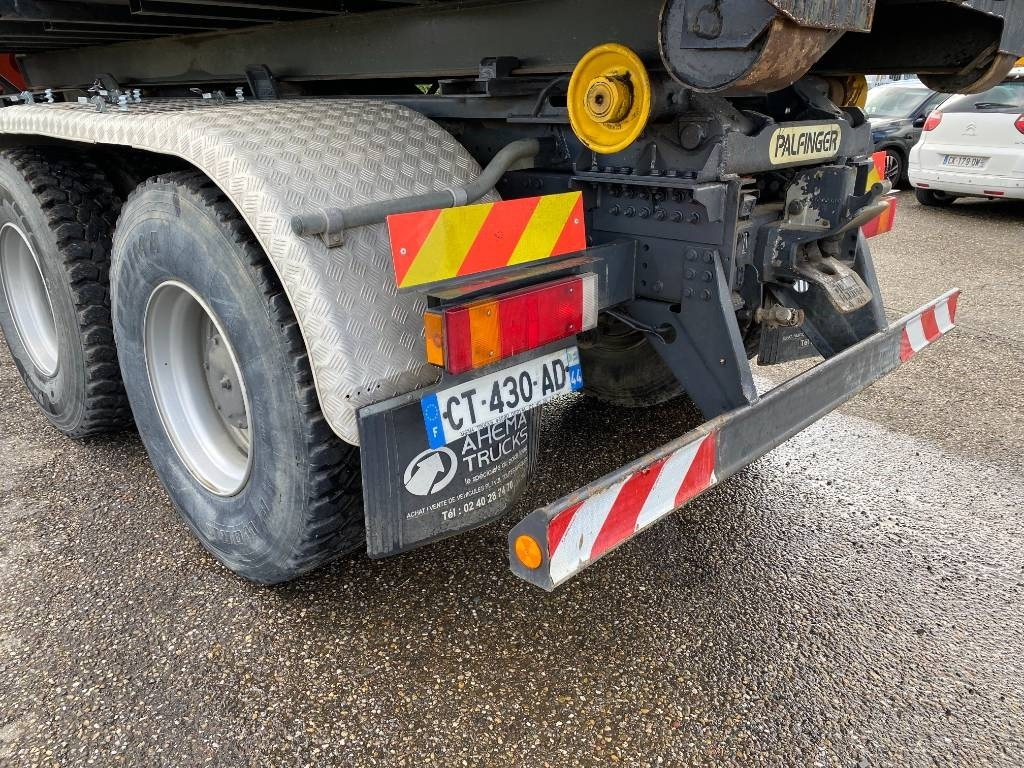 Camión multibasculante Iveco TRAKKER 410/EEV -PALFINGER PK13001-T18 endommagé