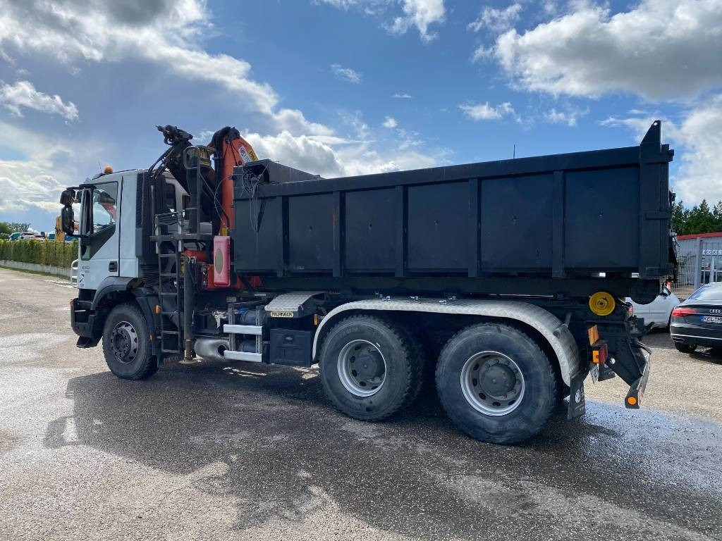 Camión multibasculante Iveco TRAKKER 410/EEV -PALFINGER PK13001-T18 endommagé