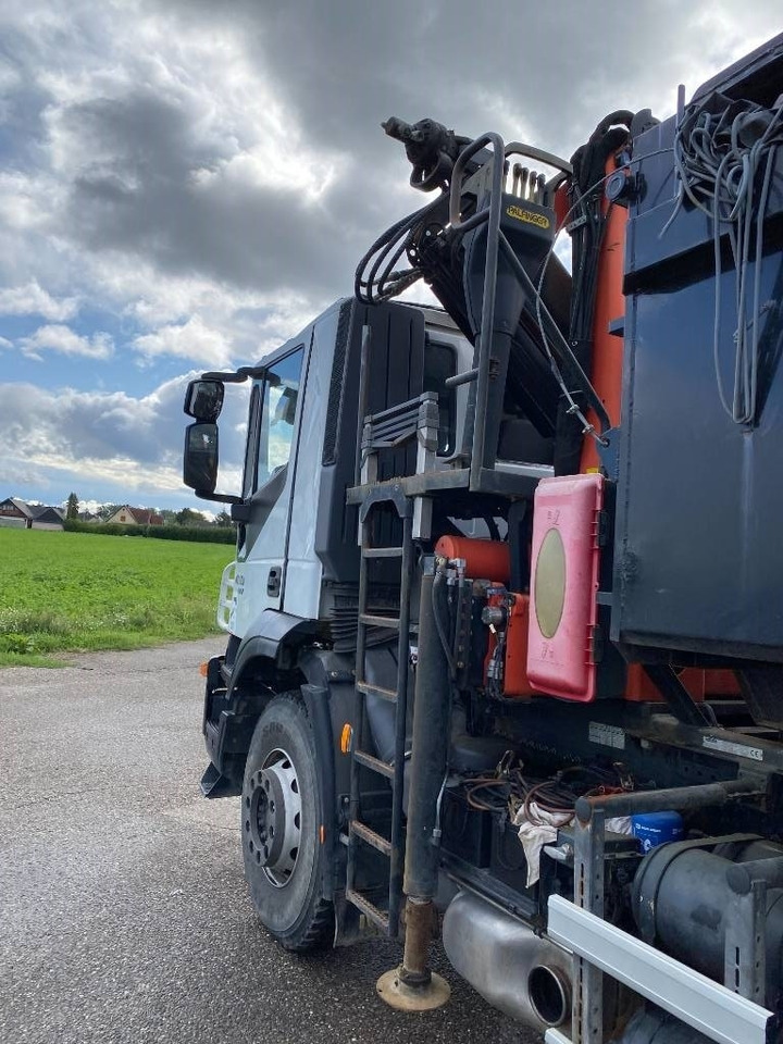 Camión multibasculante Iveco TRAKKER 410/EEV -PALFINGER PK13001-T18 endommagé