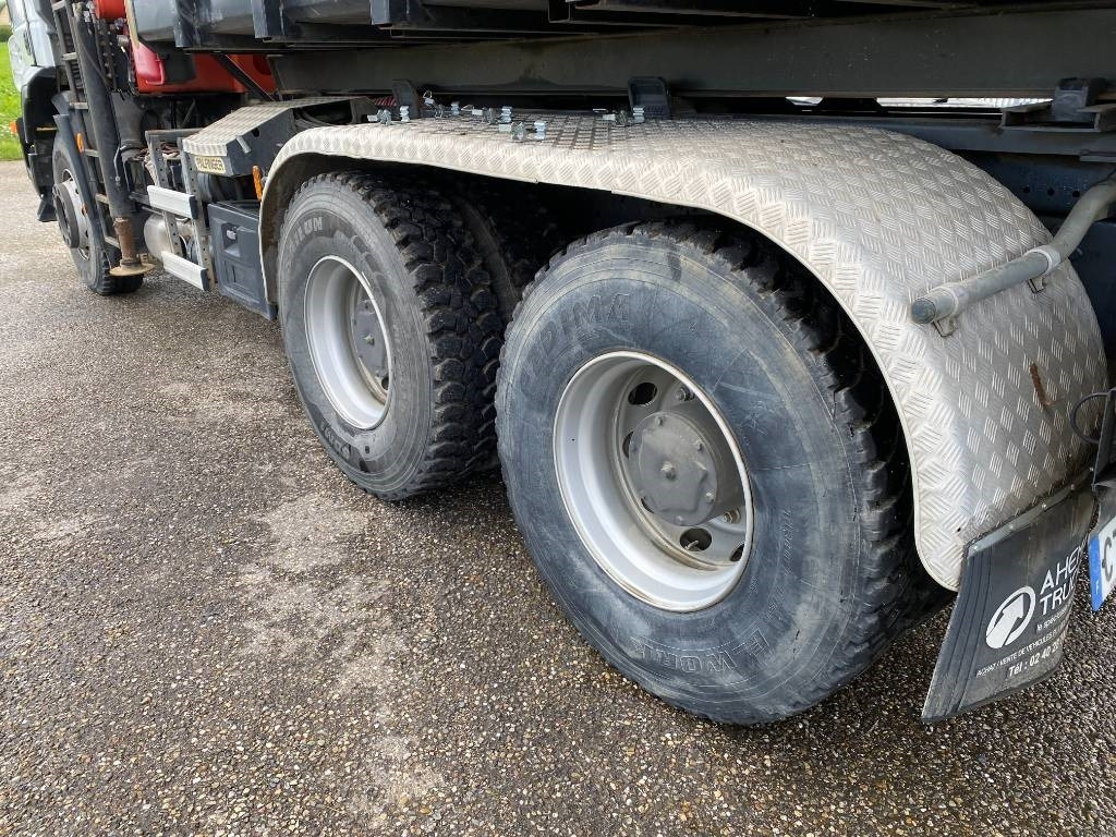 Camión multibasculante Iveco TRAKKER 410/EEV -PALFINGER PK13001-T18 endommagé