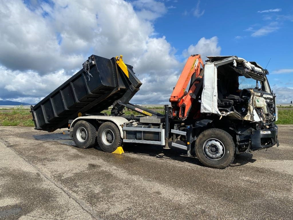 Camión multibasculante Iveco TRAKKER 410/EEV -PALFINGER PK13001-T18 endommagé