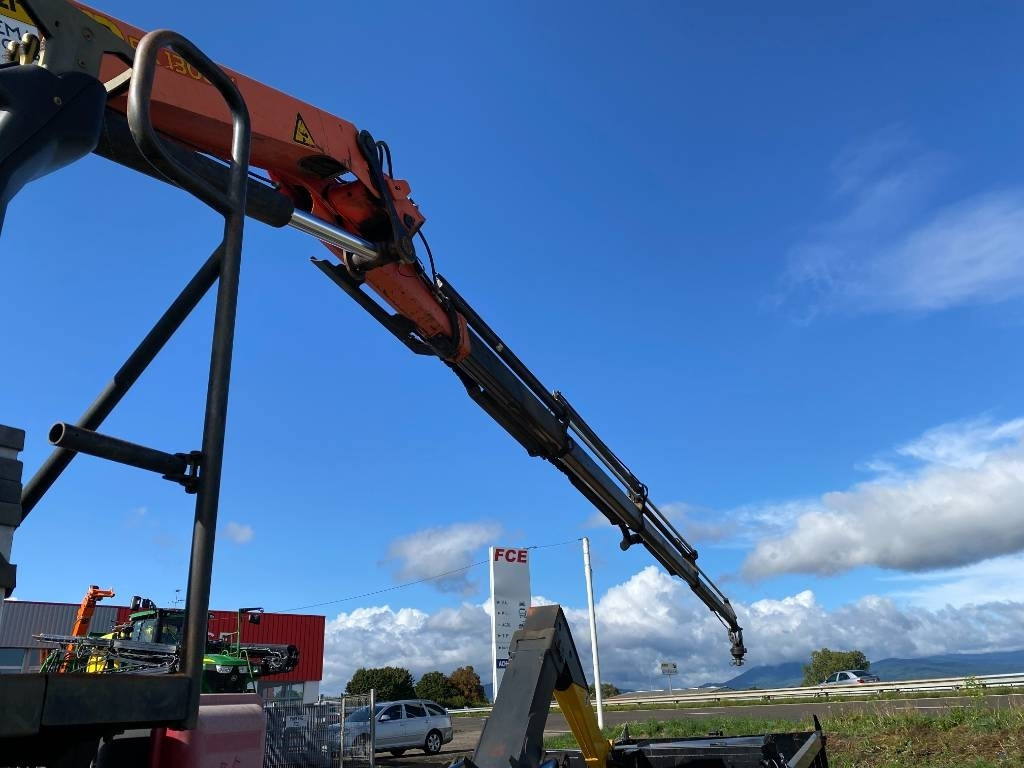 Camión multibasculante Iveco TRAKKER 410/EEV -PALFINGER PK13001-T18 endommagé
