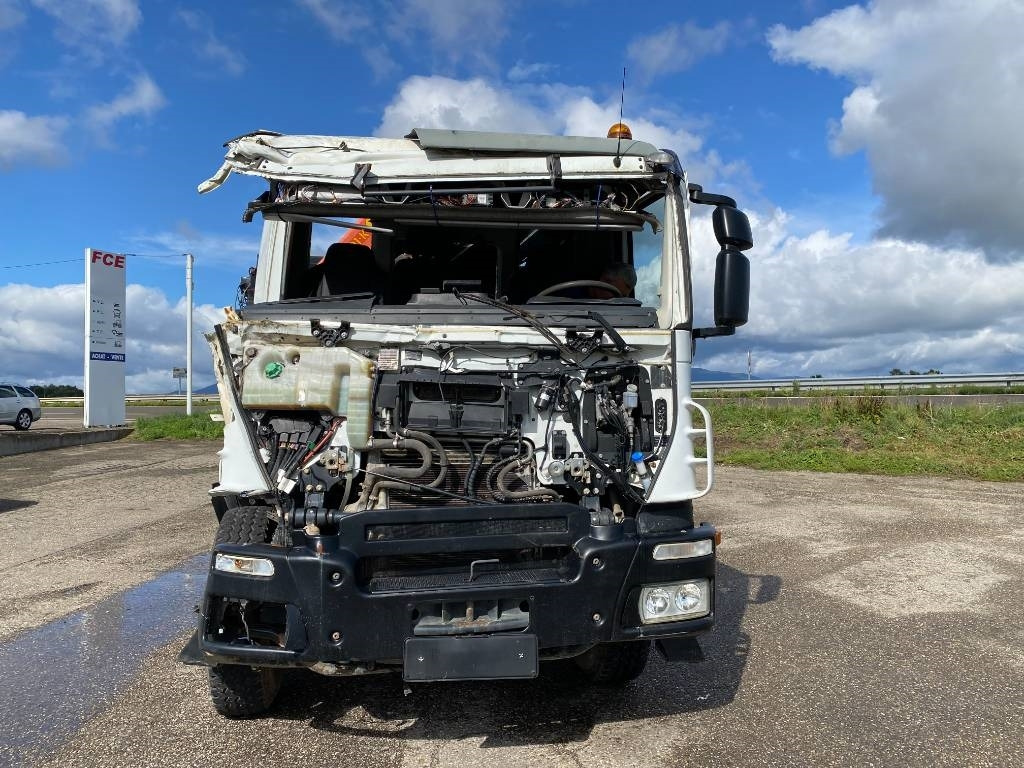Camión multibasculante Iveco TRAKKER 410/EEV -PALFINGER PK13001-T18 endommagé