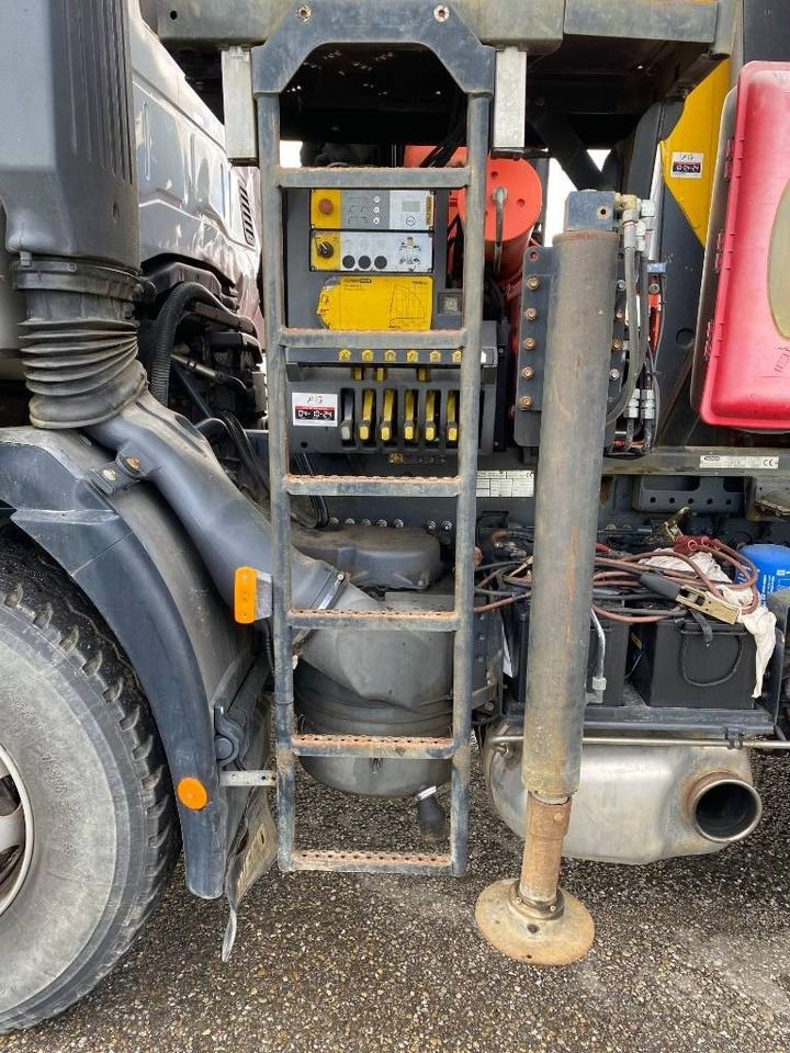 Camión multibasculante Iveco TRAKKER 410/EEV -PALFINGER PK13001-T18 endommagé
