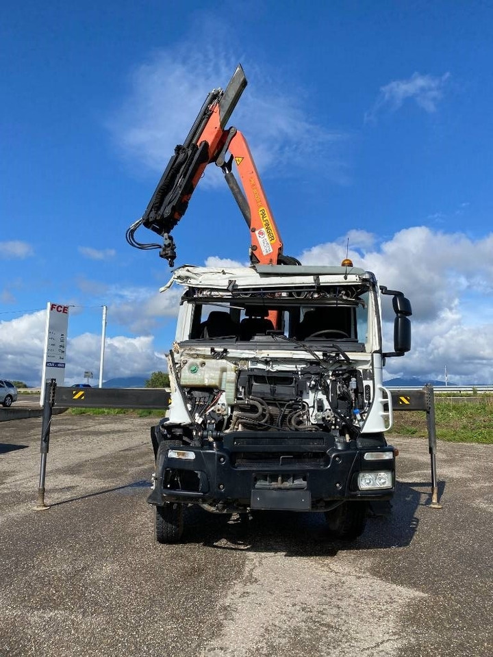 Camión multibasculante Iveco TRAKKER 410/EEV -PALFINGER PK13001-T18 endommagé