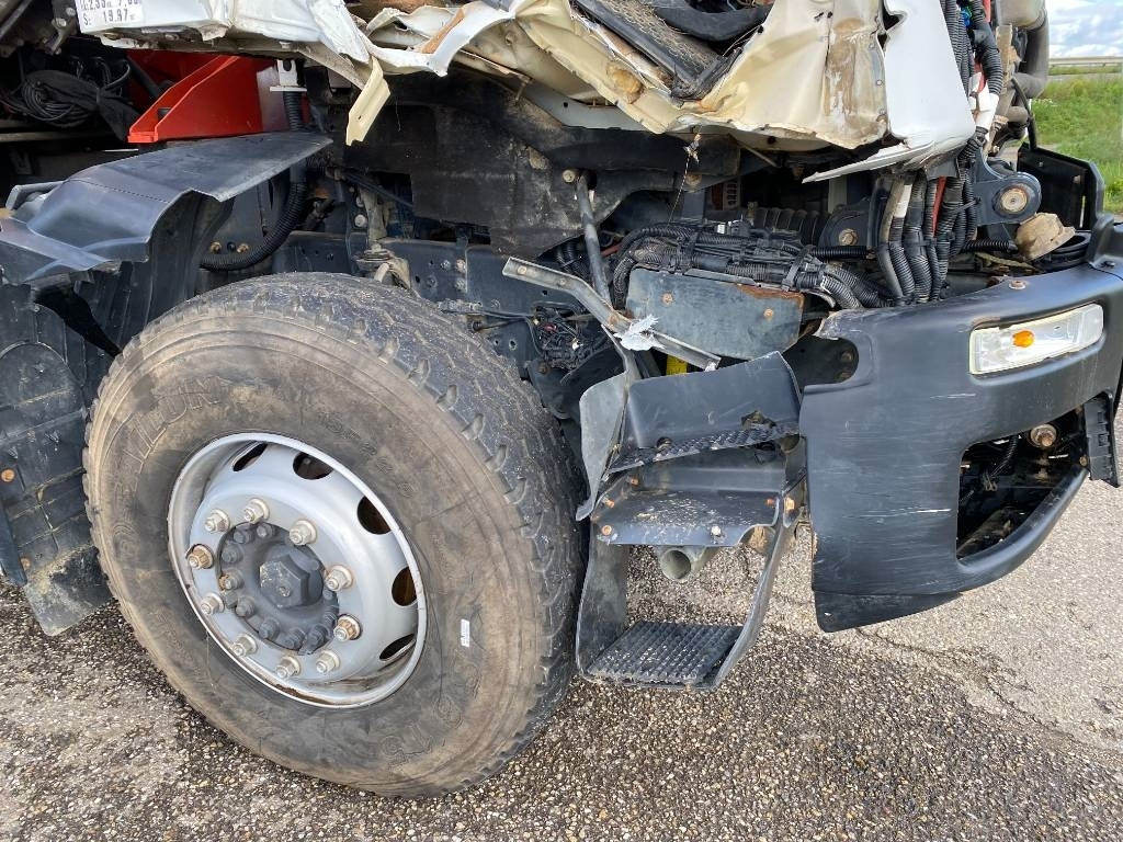 Camión multibasculante Iveco TRAKKER 410/EEV -PALFINGER PK13001-T18 endommagé