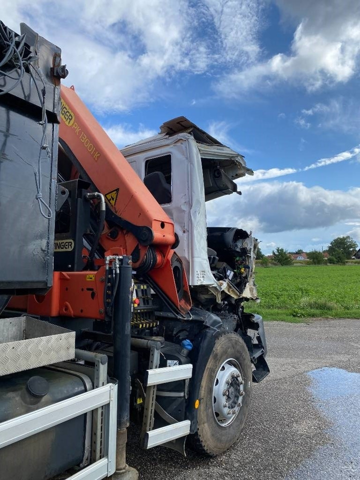 Camión multibasculante Iveco TRAKKER 410/EEV -PALFINGER PK13001-T18 endommagé