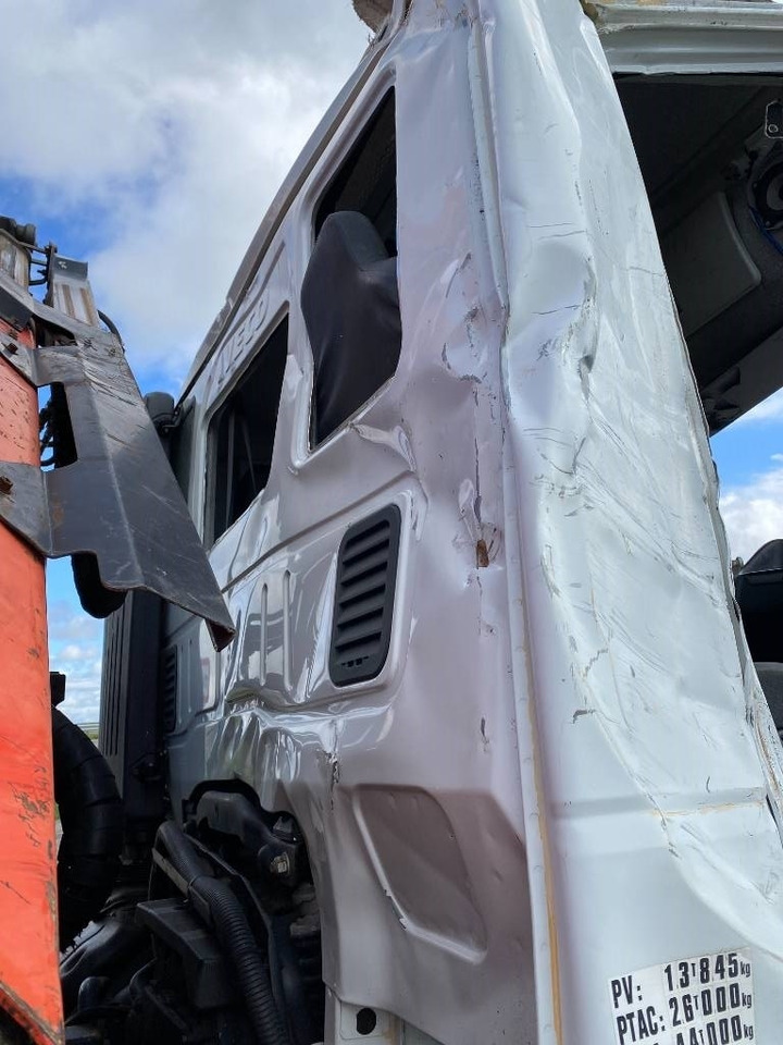 Camión multibasculante Iveco TRAKKER 410/EEV -PALFINGER PK13001-T18 endommagé