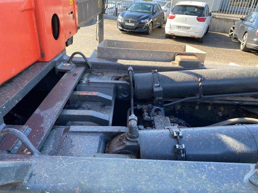 Camión multibasculante Iveco TRAKKER 410/EEV -PALFINGER PK13001-T18 endommagé