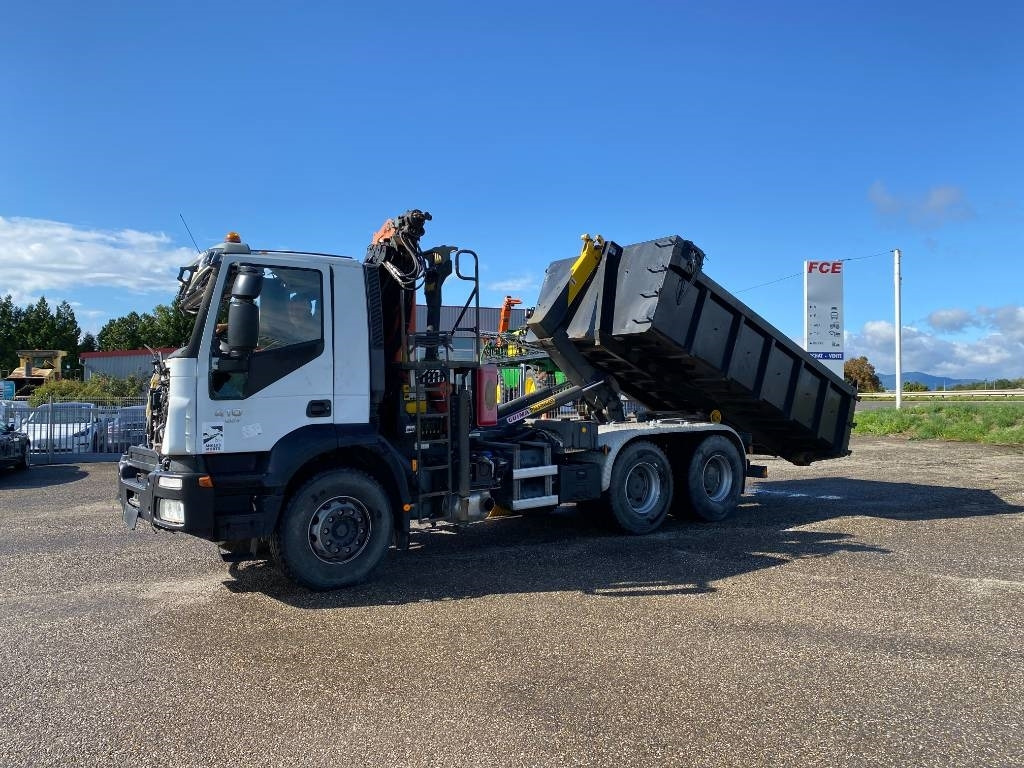 Camión multibasculante Iveco TRAKKER 410/EEV -PALFINGER PK13001-T18 endommagé
