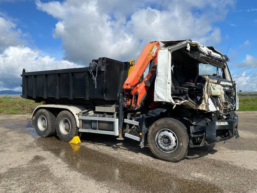 Camión multibasculante Iveco TRAKKER 410/EEV -PALFINGER PK13001-T18 endommagé