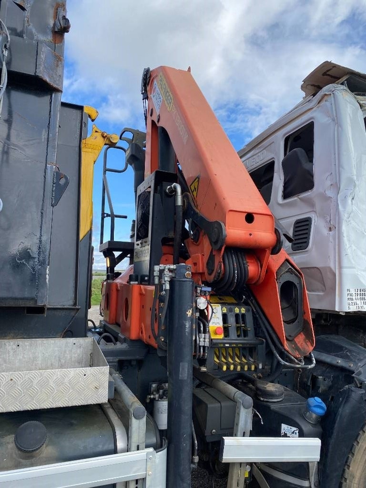 Camión multibasculante Iveco TRAKKER 410/EEV -PALFINGER PK13001-T18 endommagé