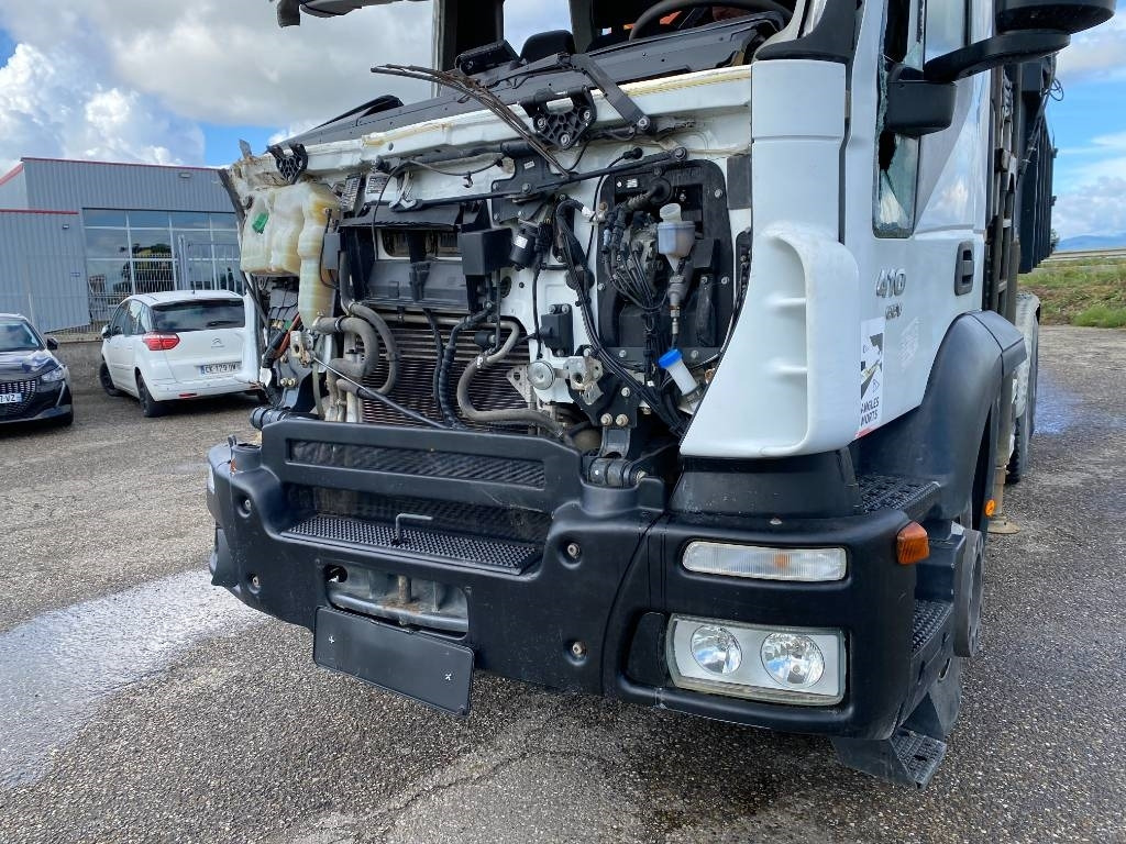 Camión multibasculante Iveco TRAKKER 410/EEV -PALFINGER PK13001-T18 endommagé