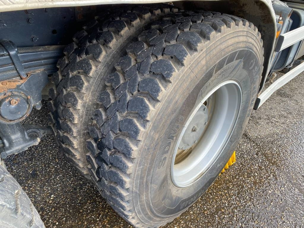 Camión multibasculante Iveco TRAKKER 410/EEV -PALFINGER PK13001-T18 endommagé