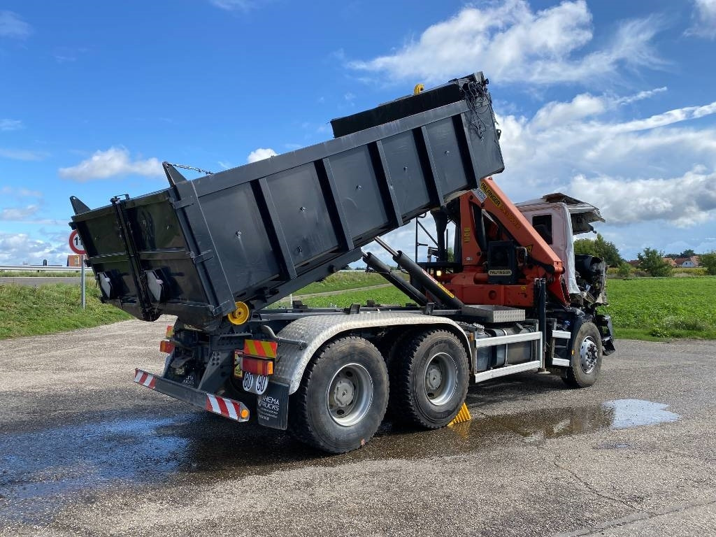 Camión multibasculante Iveco TRAKKER 410/EEV -PALFINGER PK13001-T18 endommagé