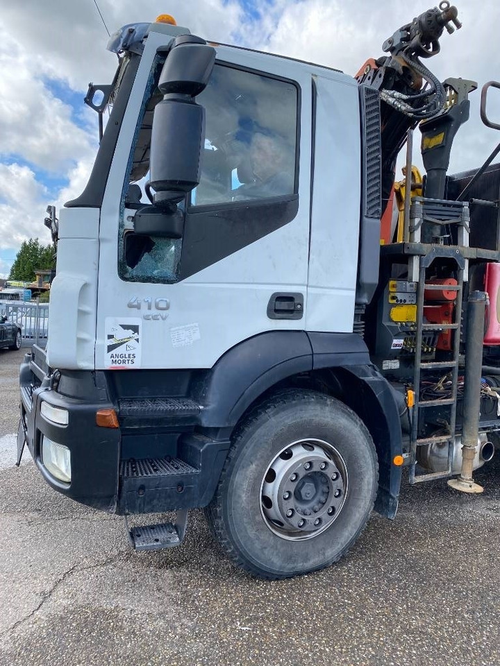 Camión multibasculante Iveco TRAKKER 410/EEV -PALFINGER PK13001-T18 endommagé