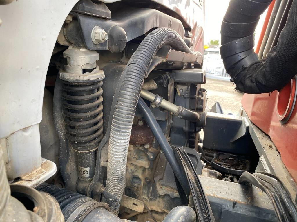 Camión multibasculante Iveco TRAKKER 410/EEV -PALFINGER PK13001-T18 endommagé