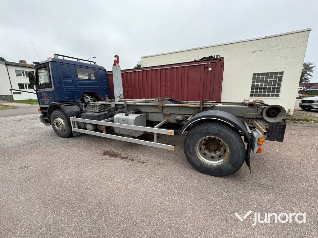 Camión multibasculante Lastbil Scania P82 M 4X2 50