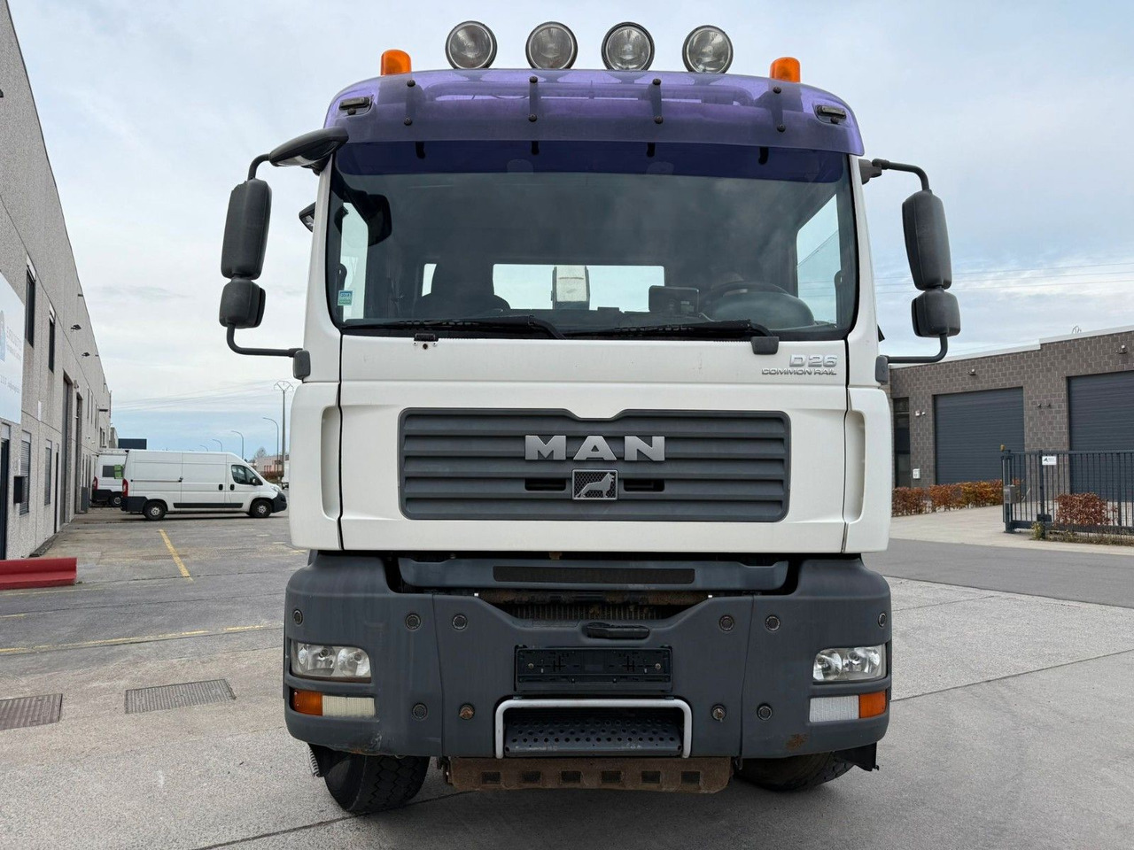 Camión multibasculante MAN 26-480. 6x6. Klima.