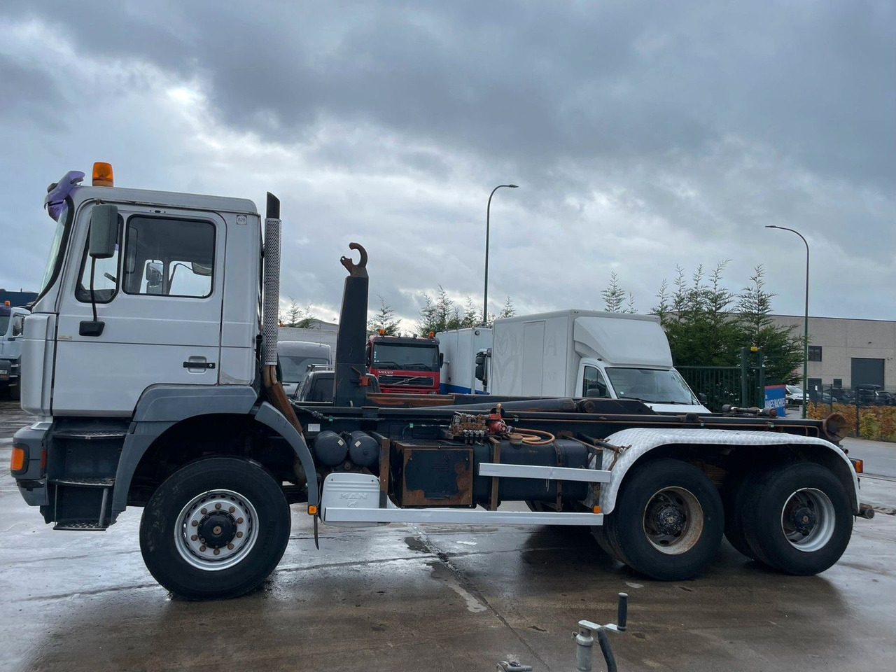 Camión multibasculante MAN 33-350. 6X6. Motorschaden.