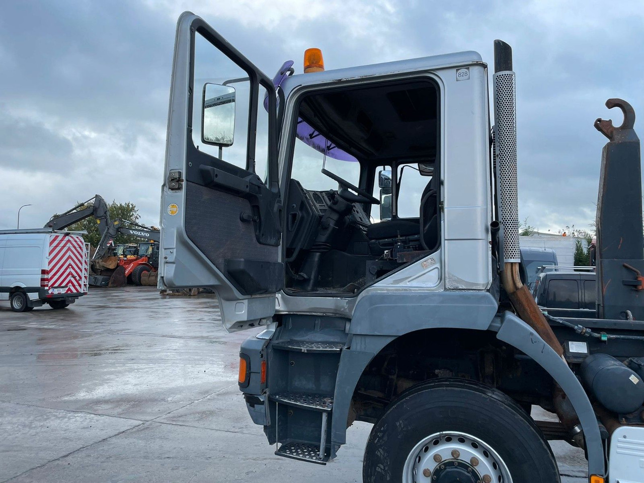 Camión multibasculante MAN 33-350. 6X6. Motorschaden.