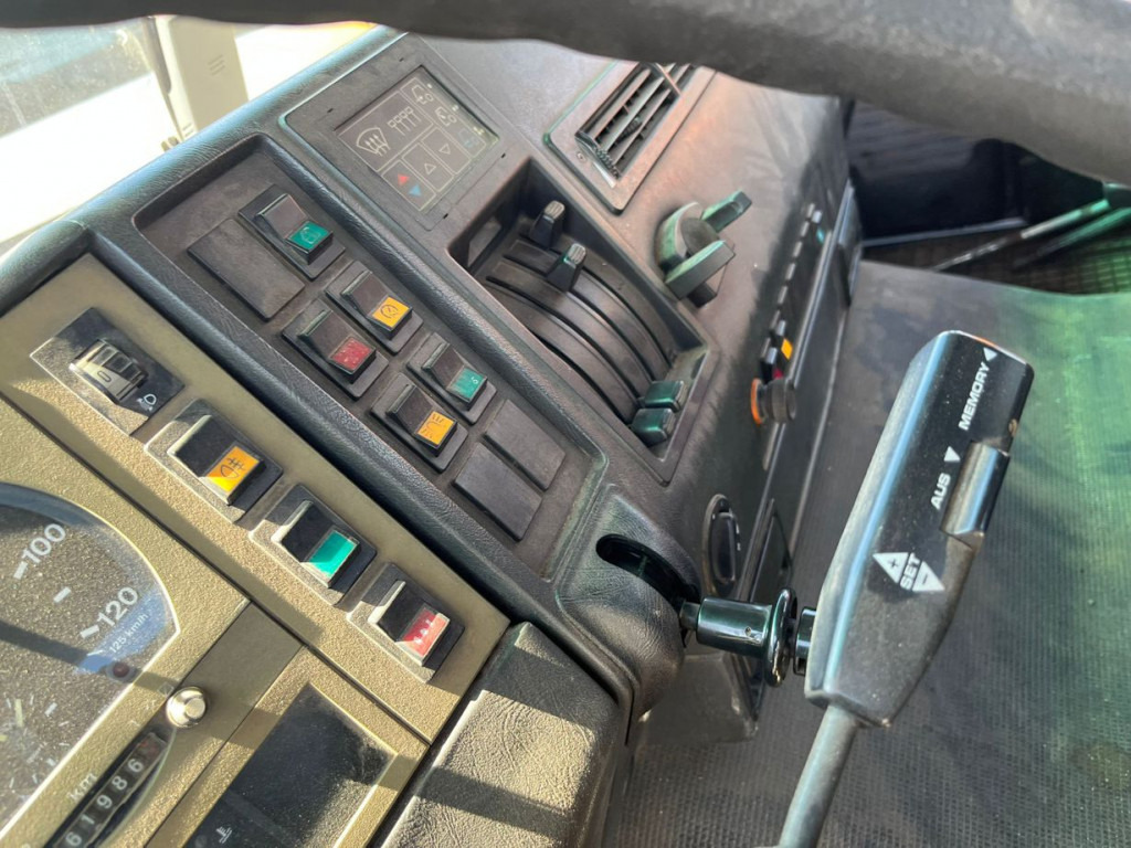 Camión multibasculante MAN F2000 27.342 6x4 Abrollkipper mit Kran