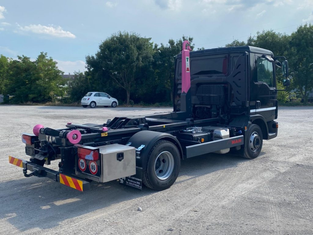 Camión multibasculante MAN TGL 12.220 CON SCARRABILE NUOVO