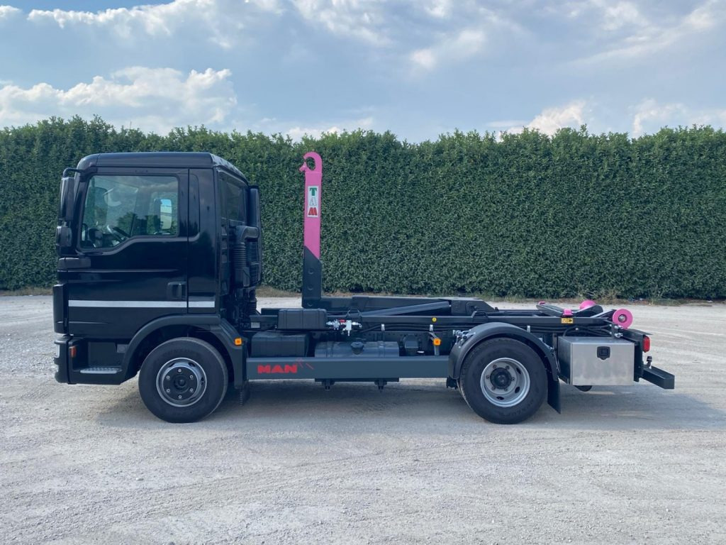 Camión multibasculante MAN TGL 12.220 CON SCARRABILE NUOVO