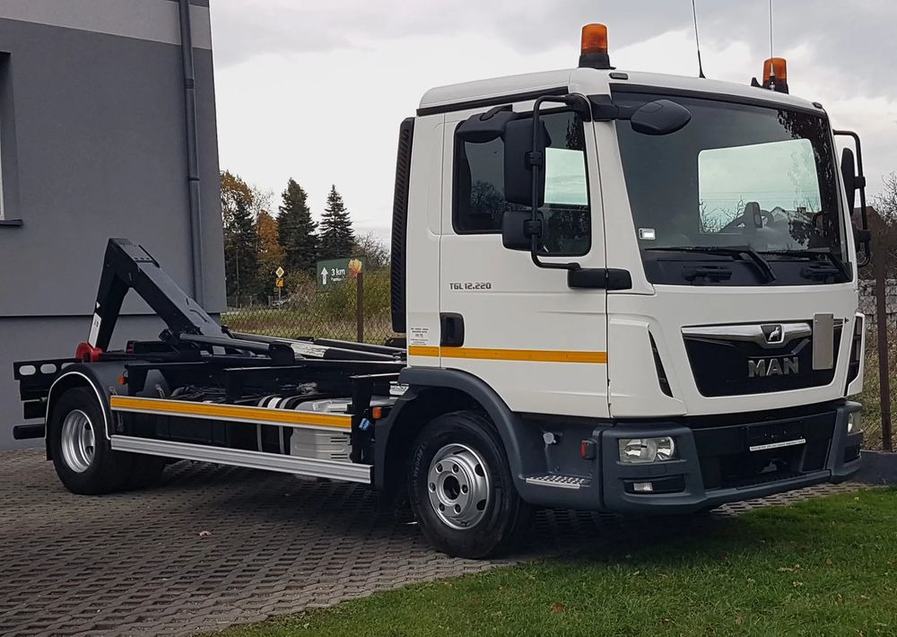 Camión multibasculante MAN TGL 12.220 HAKOWIEC 4x2 KLIMA HAKOWIEC DO KONTENERÓW