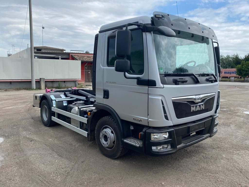 Camión multibasculante MAN TGM 12.220