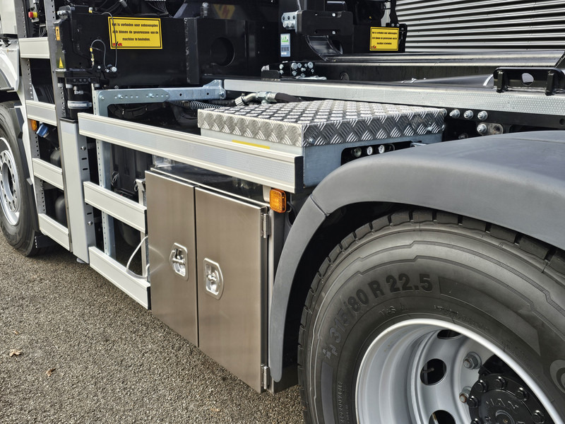 Camión multibasculante MAN TGS 35.470 8x4 / HMF 2243 Z KRAAN + HAAKARM