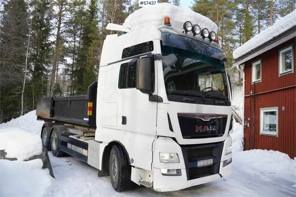 Camión multibasculante MAN TGX26.480 6x2 Hook truck with flat bed