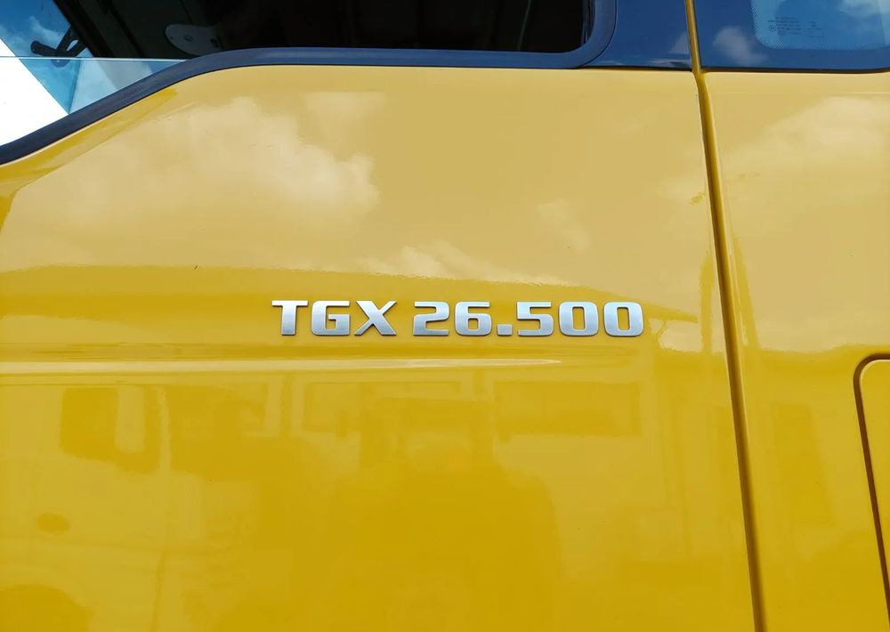 Camión multibasculante MAN TGX 26-500 Hakowiec oś skrętna