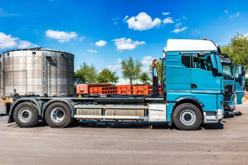 Camión multibasculante MAN TGX 26.510 6x2-4 LL + AJK