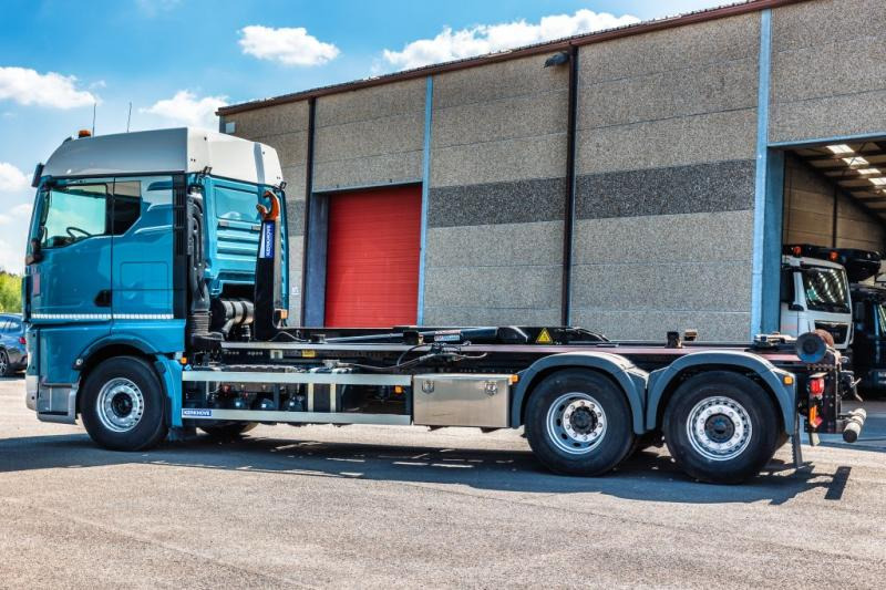 Camión multibasculante MAN TGX 26.510 6x2-4 LL + AJK
