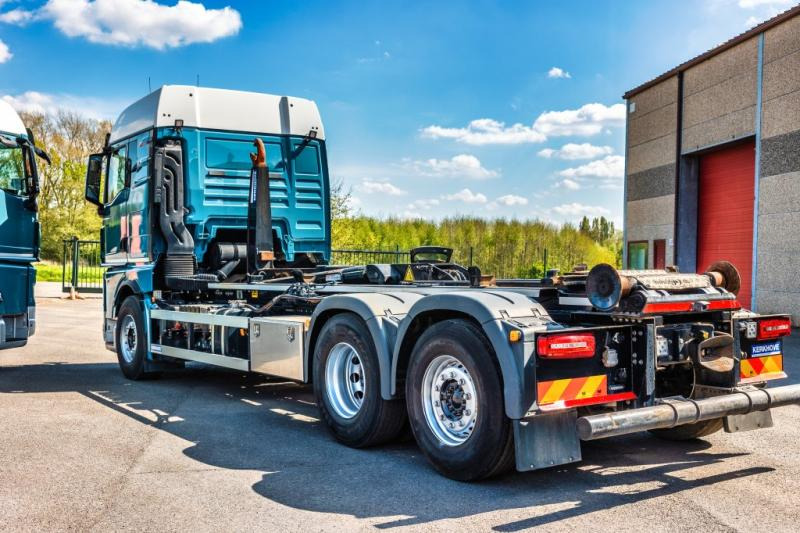 Camión multibasculante MAN TGX 26.510 6x2-4 LL + AJK