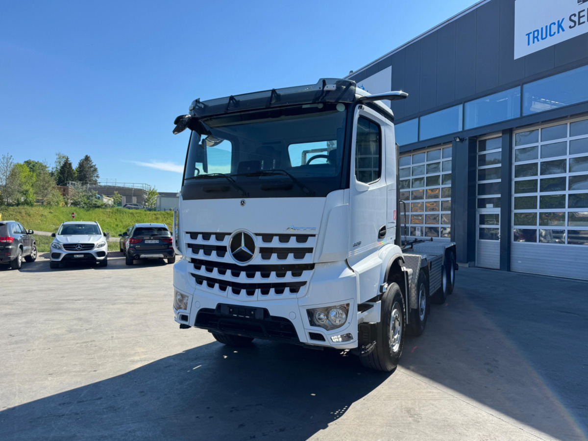 Camión multibasculante MERCEDES Arocs 3251 8x4