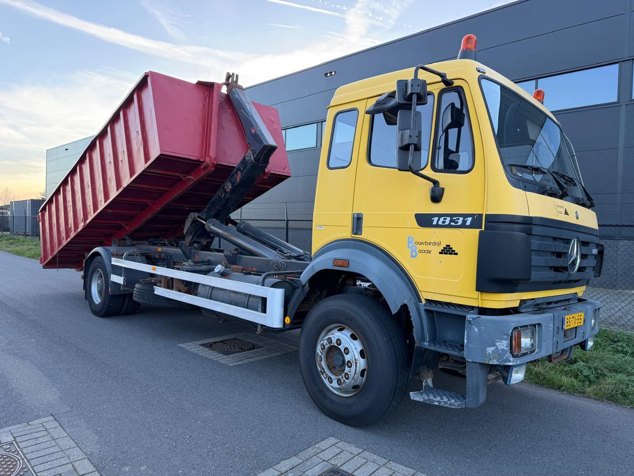 Camión multibasculante MERCEDES-BENZ SK 1831