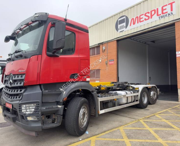 Camión multibasculante Mercedes Arocs 2548 L