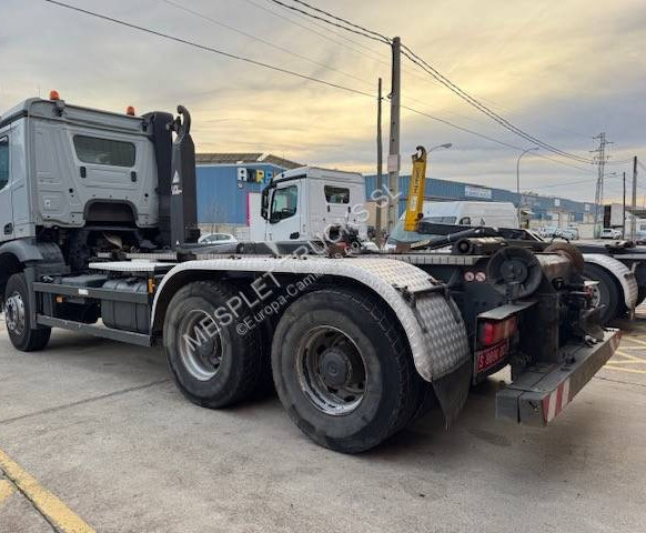 Camión multibasculante Mercedes Arocs 2643
