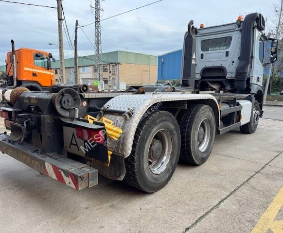 Camión multibasculante Mercedes Arocs 2643